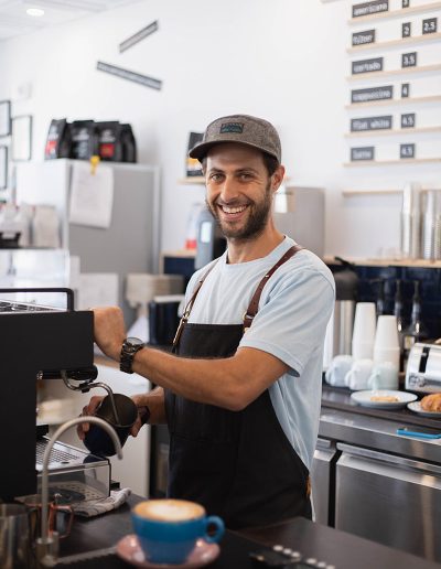 A man wearing an apron, representing a starter company.